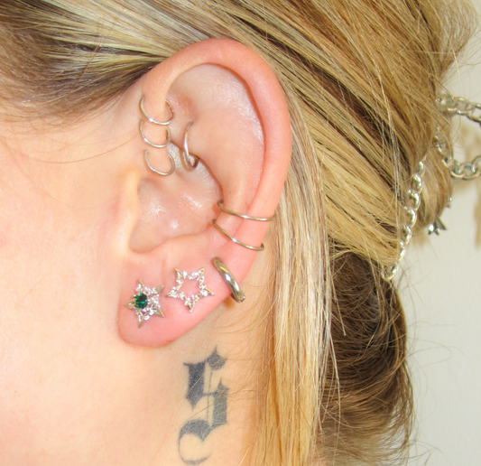 SILVER BARBWIRE STAR EARRINGS - EMERALD